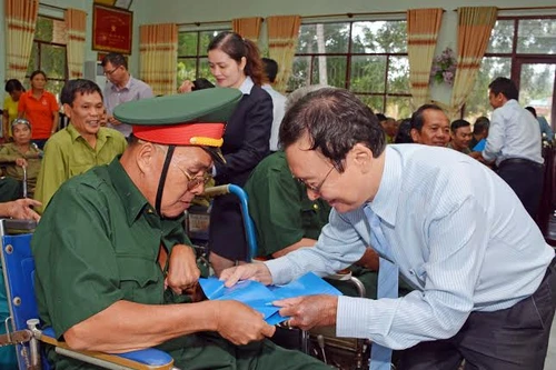 Ngân hàng Quân đội tặng quà thương, bệnh binh và người có công ở miền Nam