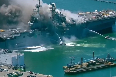 [ẢNH] Khám phá sức mạnh tàu đổ bộ siêu lớn của Mỹ vừa bị "thiêu rụi" trong vụ hỏa hoạn