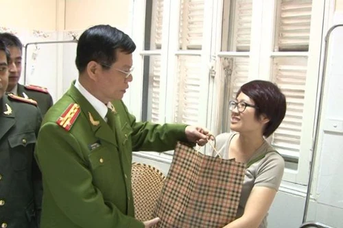 Thăm hỏi chiến sĩ bị thương trong khi làm nhiệm vụ