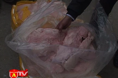 Phát hiện lượng lớn nầm lợn, xương bò bốc mùi hôi thối