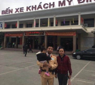 Giúp hai mẹ con bị mất hành lý về nhà an toàn