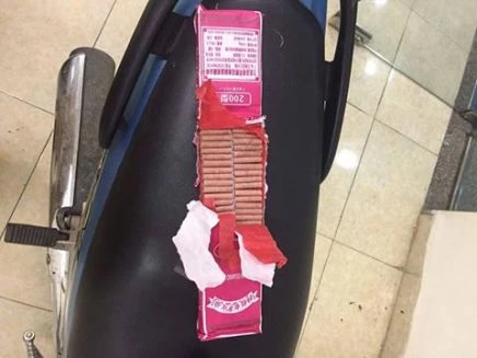 Sinh viên mua cả ống pháo về chơi lễ hội