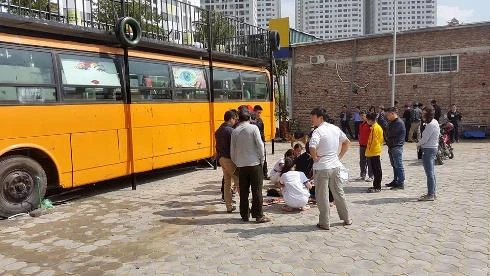 Cưa thùng phuy để trang trí quán cà phê, một người bị thương nặng