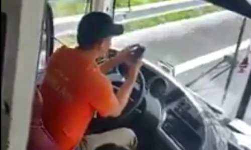 Phạt lái xe khách vừa điều khiển xe vừa lướt fakebook