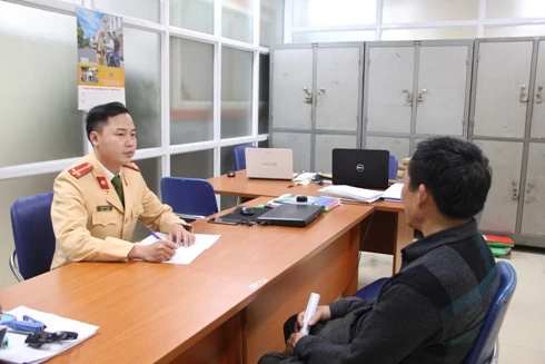 Xử phạt xe ô tô của Cục Thuế Hà Nội đi vào làn đường xe buýt BRT 