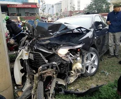 Xe ô tô Camry đâm nát xe máy 
