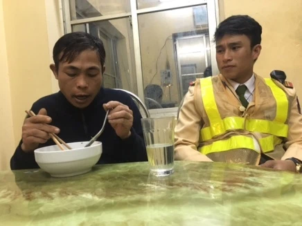 CSGT Hà Nội giúp đỡ người đàn ông Ê Đê gặp nạn về quê ăn Tết
