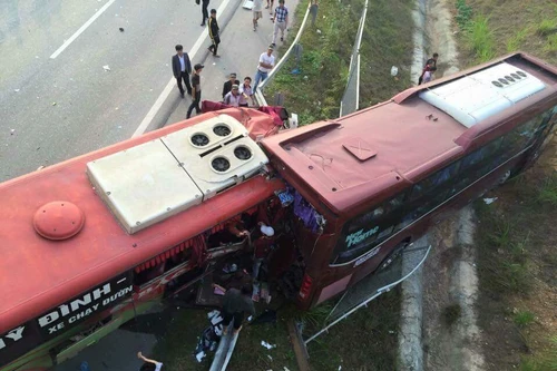Tai nạn kinh hoàng trên cao tốc Nội Bài- Lào Cai, 12 người thương vong