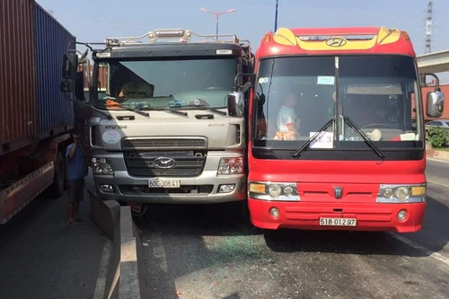 Xe khách va chạm xe ben, hơn 40 học sinh hoảng loạn la hét, kêu cứu