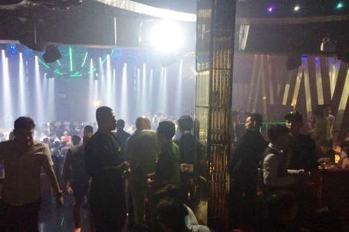 Đột kích vũ trường của dân chơi ở trung tâm TP.Hồ Chí Minh
