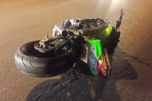 Mô tô "khủng" va chạm xe máy Exciter, nam thanh niên gần gãy lìa chân