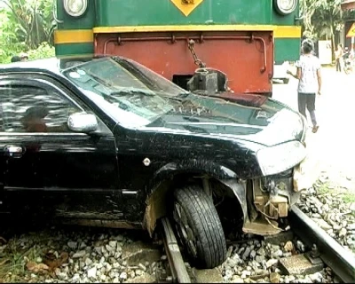 Tàu hỏa đâm ô tô, kéo lê 70m tại Lào Cai
