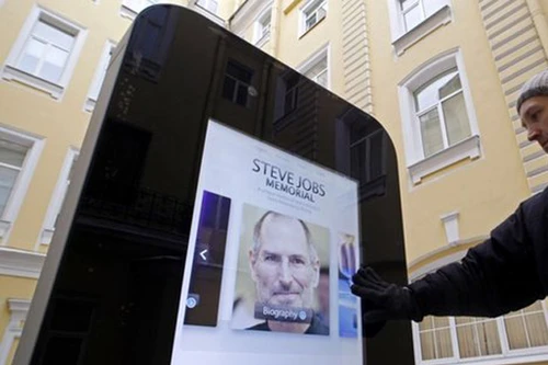 Nga: Gỡ tượng iPhone khổng lồ vì CEO Apple “tự thú” về giới tính