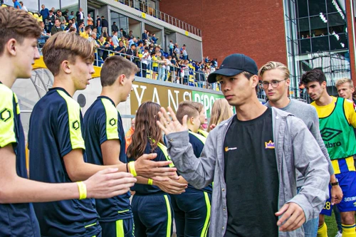 [ẢNH] Không được thi đấu, Công Phượng làm gì sau chiến thắng của Sint-Truidense?