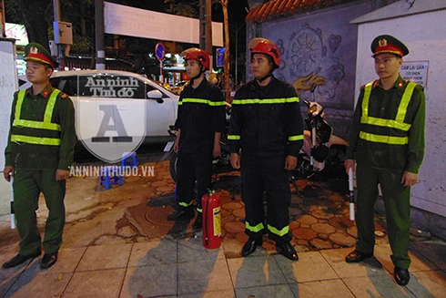 [ẢNH] Điều 'lạ', thú vị tại chốt 141 trong đêm người Hà Nội ăn mừng chiến thắng trước UAE