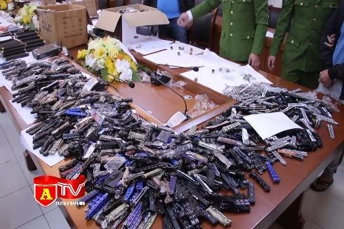 Xem kho vũ khí nóng và công cụ hỗ trợ bị phát hiện thu giữ