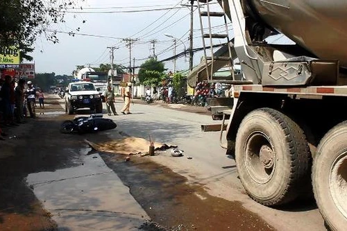 Tránh vũng nước trên đường, bị xe bồn cán tử vong