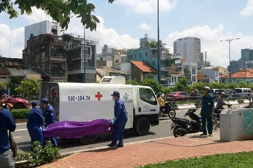 Phát hiện thi thể nam thanh niên trôi dưới kênh