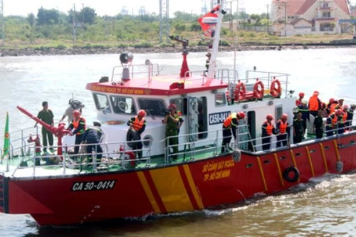 4 thuyền viên trên sà lan bị tông chìm được cứu sống