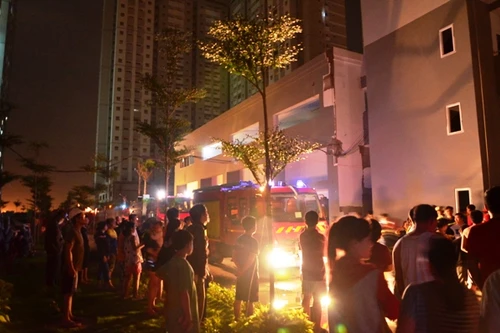 Cháy chung cư, hàng trăm cư dân tháo chạy trong đêm ​