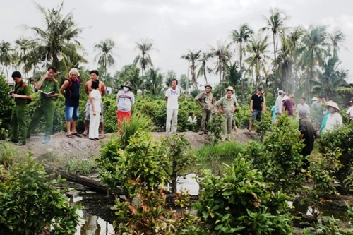 Người đàn ông chết bất thường bên rãnh nước tưới mai
