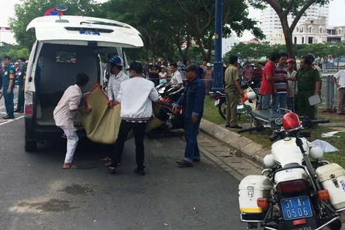 2 ông cháu trượt chân rơi xuống kênh, tử vong