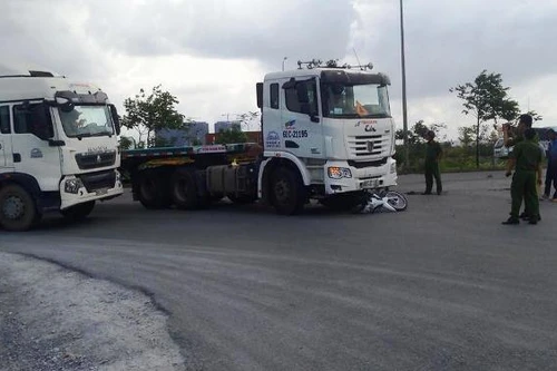 Nữ sinh chết thảm dưới bánh xe container