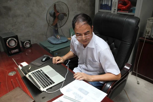 Người thợ cơ khí chế tạo xe bọc thép