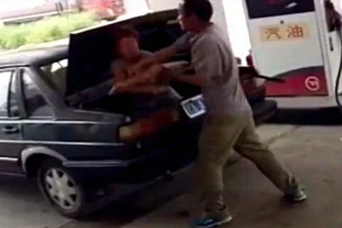 Chồng nhét vợ vào cốp xe gây "bão mạng"