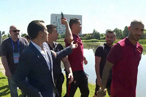 Ronaldo ném micro của phóng viên vì bị đồn tán gái 16 tuổi