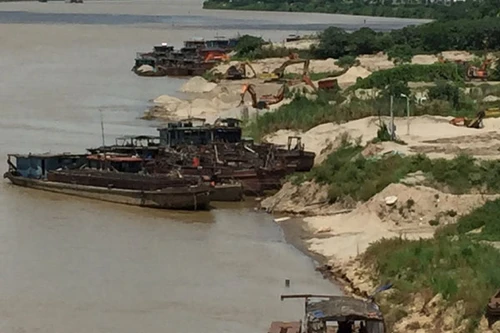 Cát tặc dưới chân cầu Thăng Long