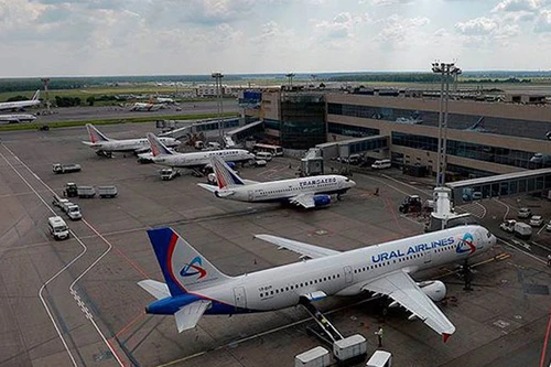 Máy bay bất ngờ sụp hố trên đường băng