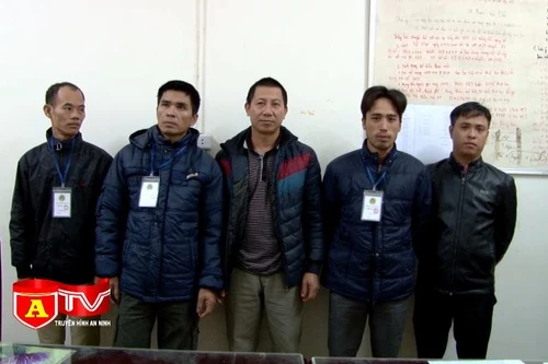 Mở sới bạc khi đến chơi nhà hàng xóm