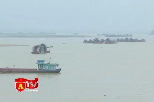 Kiên quyết đấu tranh với "cát tặc"