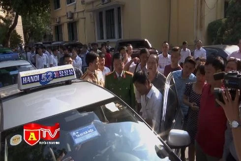 Tuyên truyền luật giao thông cho 7.000 lái xe taxi