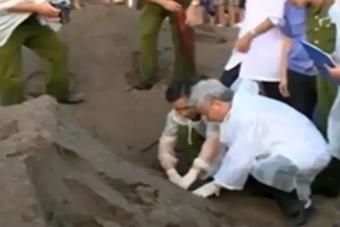 Người đi tìm sự thật từ những dấu vết