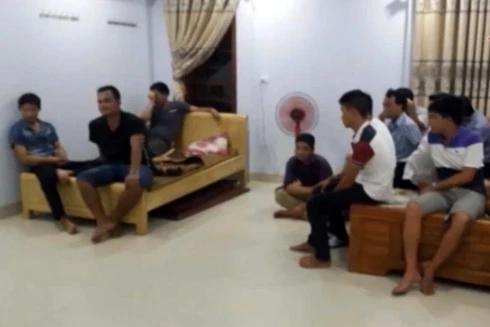 Anh em sinh đôi, xây biệt thự kiên cố, lập sới bạc "khủng"