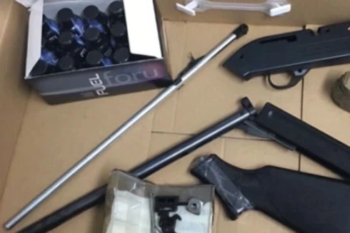 Phát hiện súng hơi cùng 2.000 viên đạn "lẫn" trong kiện quần áo từ Mỹ về Việt Nam