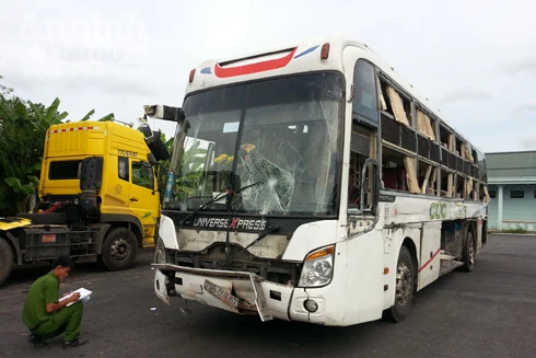 Va chạm với ô tô tải, xe khách đâm gẫy trụ điện rồi lao thẳng vào dân