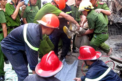 Sập nhà đang thi công, 1 phụ nữ tử vong, 7 người bị thương