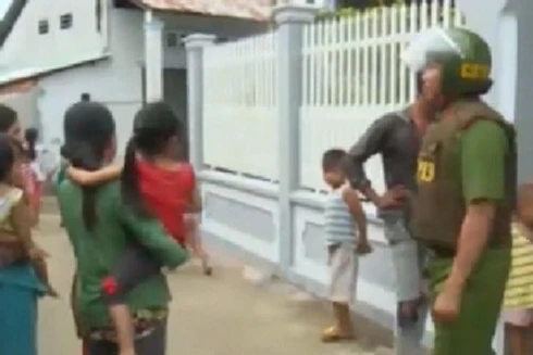 Giải cứu kịp thời cô giáo bị đối tượng "ngáo đá" khống chế, kề lưỡi hái vào cổ