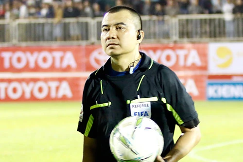 Tự nghĩ ra luật, trọng tài Phùng Đình Dũng bị "treo còi" hết đời !?