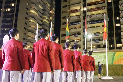 Quốc kỳ Việt Nam tung bay trên bầu trời Rio de Janeiro