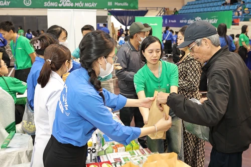 Manulife tổ chức khám sức khỏe miễn phí cho hơn 2.000 người tại Thanh Hóa và Hải Phòng