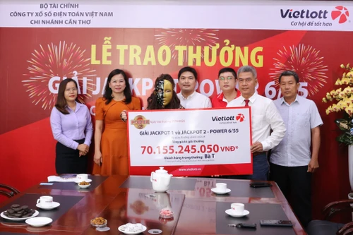 Người phụ nữ Kiên Giang trúng cả Jackpot 1 và Jackpot 2, nhận thưởng 70 tỷ đồng
