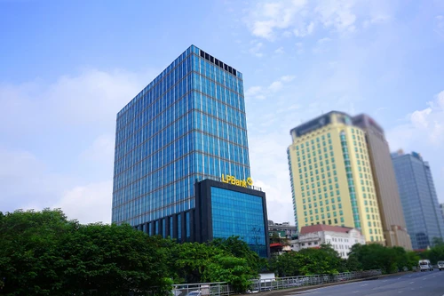 LPBank muốn chi gần 10.000 tỷ đồng mua tối đa 5% vốn FPT