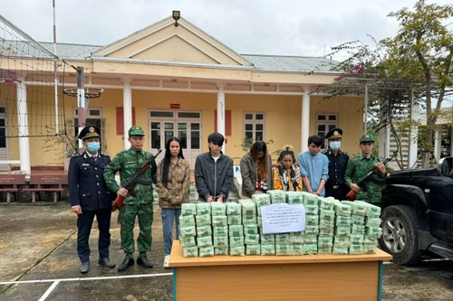 Bắt 5 đối tượng người nước ngoài giấu 70kg ma túy trong bình xăng