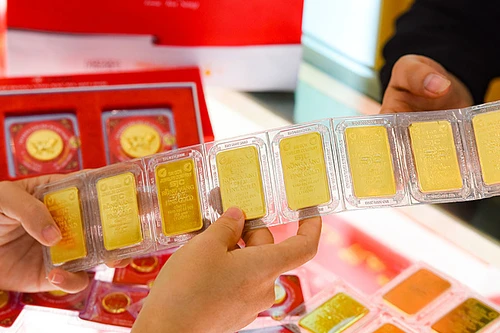 Bình quân 4 tháng đầu năm, giá vàng tăng gần 33%, tỷ giá ngược chiều thế giới