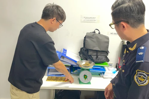 Video: Cận cảnh khách nước ngoài giấu 7kg kim loại nghi là vàng tại sân bay Nội Bài