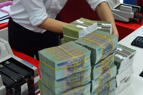 Tiền gửi lập đỉnh mới, nhiều ngân hàng vẫn “khát vốn”